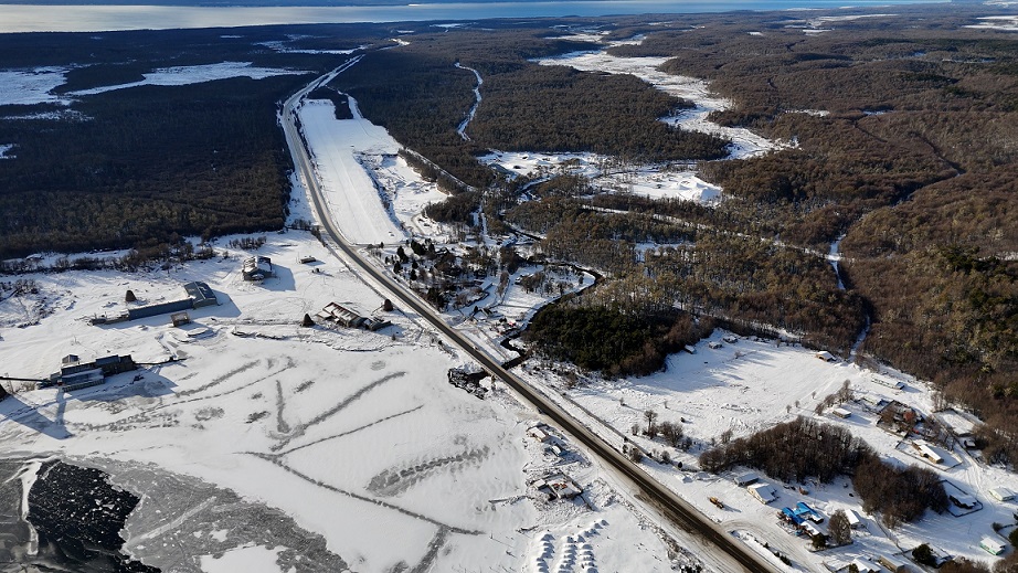 Vista do lago escondido congelado com a paisagem do local