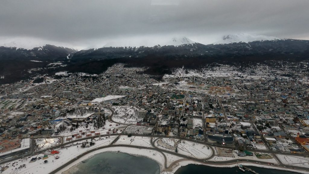 Sobrevoando a cidade de Ushuaia - Argentina